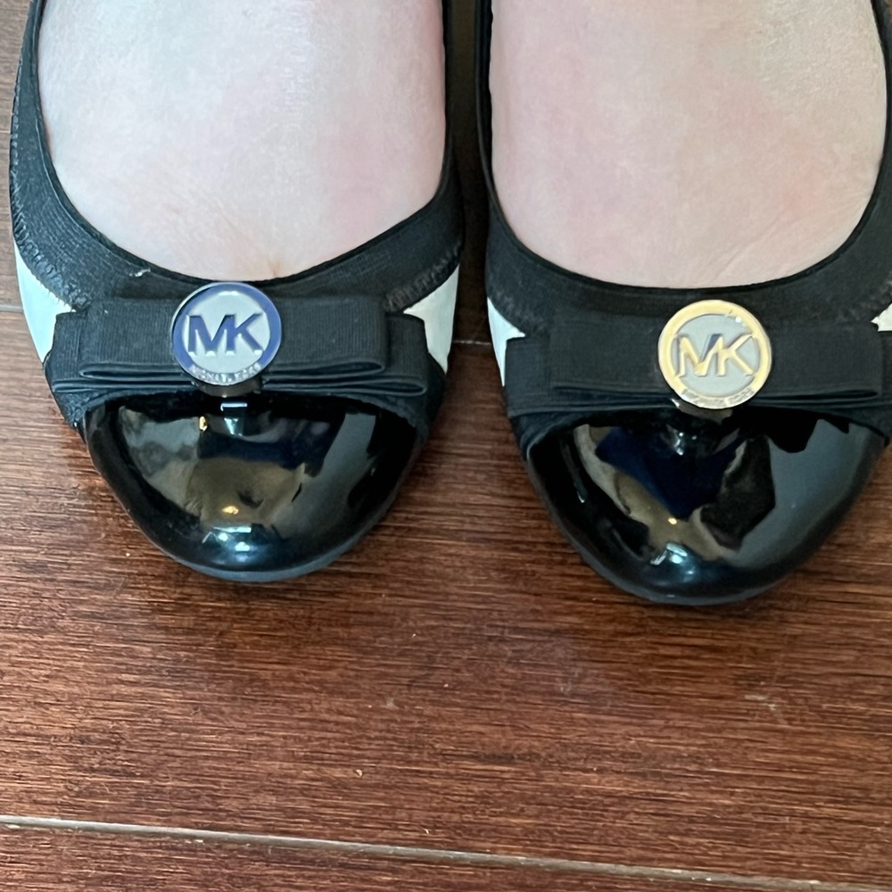 Michael Kors Black and White Leather Slip-On Shoes Size 6.5 Flats Ballet - Picture 1 of 7